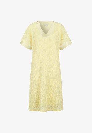 Żółta sukienka do kolan o fakturze z kwiatowej koronki, z krótkimi satynowymi rękawami i satynowym dekoltem w kształcie litery V.