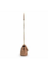 Borsa a tracolla in pelle beige trapuntata con forma arrotondata, tracolla a catena e chiusura a soffietto. Presenta una texture liscia e un design minimalista.