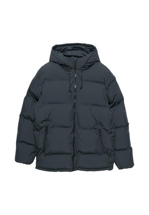 Tmavá nadýchaná bunda s kapucňou, ktorá má predný zips, dva bočné vrecká a textúrované panely. Vyrobená z vodeodolného materiálu.