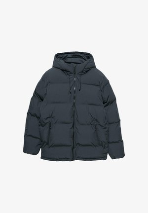 Tmavá nadýchaná bunda s kapucňou, ktorá má predný zips, dva bočné vrecká a textúrované panely. Vyrobená z vodeodolného materiálu.