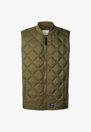 Prešívaná olivovo zelená bezrukávová vesta s predným zipsom, rebrovaným golierom, bočnými vreckami a malou tmavou nálepkou na spodnej prednej strane.