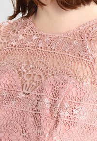 Chi Chi London Koktejlové šaty / šaty na párty - light pink