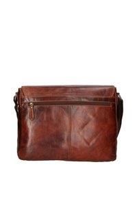 Borsa a tracolla in pelle marrone con chiusura a pattina, tasca frontale con zip e tracolla regolabile. Presenta una superficie liscia e dettagli di cucitura minimi.