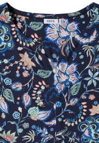 Tissu bleu marine avec un motif floral dans des tons de rose, bleu et vert, avec un col rond et une étiquette "CECIL."