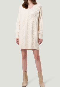 Cremfarbener Strickkleid mit V-Ausschnitt, langen Ärmeln, Rautenmuster und gerippten Akzenten am Saum und an den Bündchen.