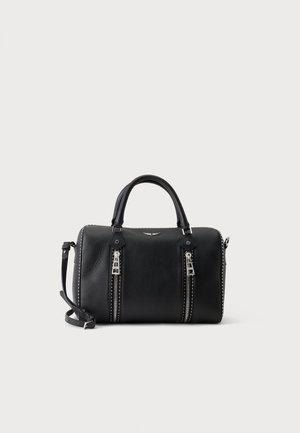 Sac à main en cuir noir avec doubles poignées, bandoulière détachable, deux fermetures éclair verticales argentées à l'avant et petits clous argentés le long des bords.