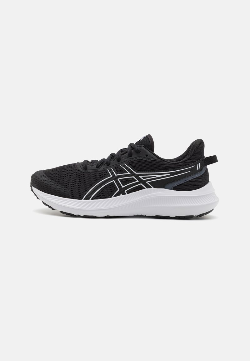 Chaussure de sport noire avec tige en mesh, semelle blanche et accents réfléchissants ; dispose d'un système de laçage et d'un col rembourré pour le confort.