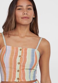 Gestreepte crop top met verstelbare spaghettibandjes, voorzien van horizontale strepen in oranje, groen, blauw en lavendel, en houten knopen aan de voorkant.