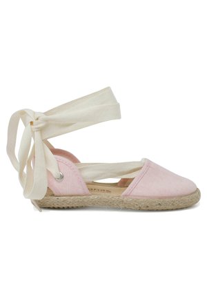 Roze canvas espadrille met beige stoffen veters, ronde neus, juta zool en oogjes voor het invoeren van de veters. Plat ontwerp met minimale versieringen.