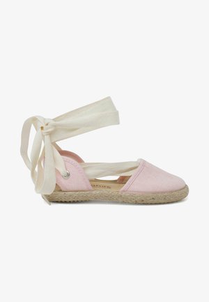 Roze canvas espadrille met beige stoffen veters, ronde neus, juta zool en oogjes voor het invoeren van de veters. Plat ontwerp met minimale versieringen.