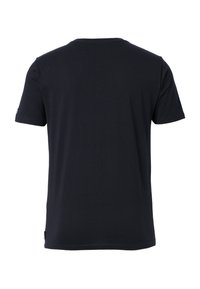 Camiseta negra de manga corta con cuello redondo, hecha de algodón, con una textura suave y un pequeño detalle de logo en la manga.