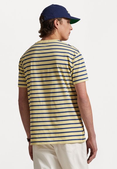 T-Shirt κοντομάνικο ριγέ σε κίτρινο με ναυτικές οριζόντιες ρίγες. Φτιαγμένο από βαμβάκι, διαθέτει στρογγυλή λαιμόκοψη και άνετη εφαρμογή.