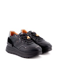 Sneaker in pelle nera con accenti argentati, dettagli in suede nero testurizzato e decorazioni a forma di ape dorate sui lacci. Suole in gomma spesse.