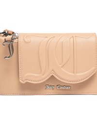 Blush-pink Handtasche aus Kunstleder mit geprägtem Logo, silberner Hardware und einem magnetischen Verschluss. Kompaktes Design mit eleganter Optik.