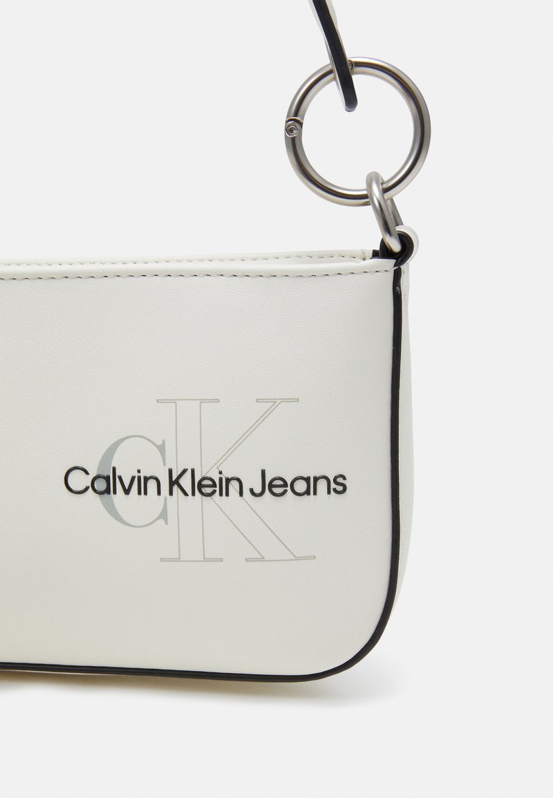 Damen Handtaschen | Calvin Klein Jeans SCULPTED SHOULDER POUCH TWO TONE Umhängetasche warm white/weiß - RA58684 Damen Handtaschen | Calvin Klein Jeans SCULPTED SHOULDER POUCH TWO TONE Umhängetasche warm white/weiß - RA58684