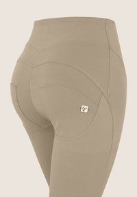 Freddy FLARE VITA ALTA CON IMPUNTURE - Pantaloni - irish cream