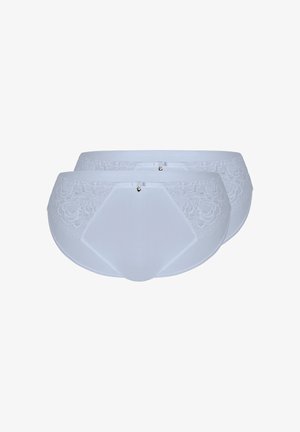 Zwei Paar weiße Damen-Slips mit Spitzenakzenten und kleinen herzförmigen Anhängern auf der Vorderseite des Taillenbunds.