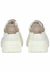 Hvite sneakers med en teksturert beige detalje på hælen. Glatt læroverdel og en tykk hvit gummisåle med grep mønstre.