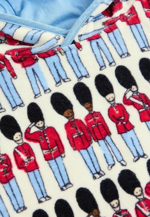 Fleece-kangas huppari, jossa on vaaleansininen vuori. Tässä hupparissa on toistuva kuvio leikkisotilaista punaisissa unifoorumeissa ja mustissa hatuissa kermanvärisellä taustalla.