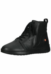 Botas de tobillo de cuero negro con cordones, punta redonda, suela de goma y un acento de logo naranja en el lateral. Presenta paneles lisos y texturizados.