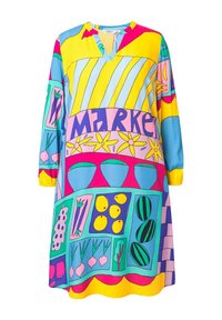 Vestido colorido con escote en V, mangas largas y un patrón de verduras y flores en tonos brillantes de amarillo, azul, rosa y verde.