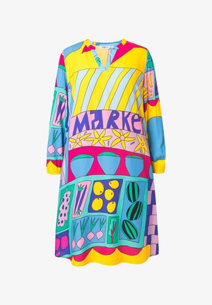 Värikäs mekko, jossa V-kaula-aukko, pitkät hihat ja vihannesten sekä kukkien kuvio kirkkaissa keltaisissa, sinisissä, vaaleanpunaisissa ja vihreissä sävyissä.