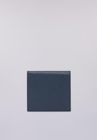 Námořnická kožená peněženka s texturovaným povrchem. Kompaktní obdélníkový tvar, s čistými okraji a minimalistickým designem. Bez viditelného kování nebo akcentů.