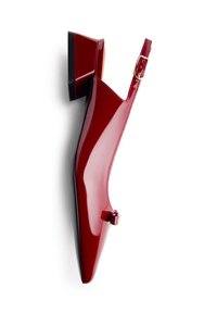 Rote Lackleder-Slingback-Schuhe mit niedrigem Blockabsatz und kleiner Schleifenapplikation an der spitzen Zehe.