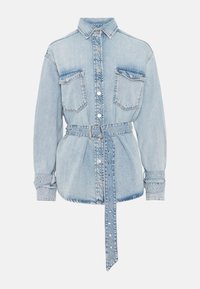 Lichtblauw denimshirt met een tailleband, voorzien van twee borstzakken, een knoopsluiting aan de voorkant en studdetails op de mouwen.