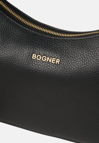 Bolso de mano de cuero negro con una superficie texturizada, detalle de cremallera dorada y logotipo "BOGNER" en relieve para mayor sofisticación.