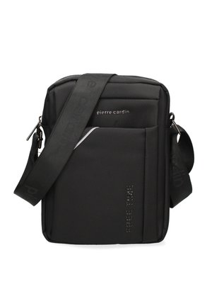 Borsa a spalla nera con una finitura testurizzata, dotata di tasca frontale, tracolla regolabile e dettagli del logo argentati. Forma rettangolare compatta.