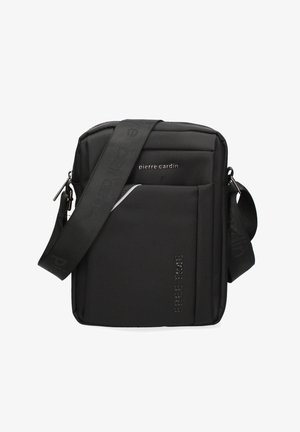 Zwarte schoudertas met een gestructureerde afwerking, voorzien van een voorvak, een verstelbare schouderriem en zilveren logo-details. Compact rechthoekig formaat.