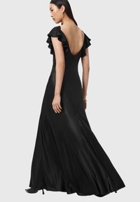 Zwarte satijnen maxi-jurk met gerimpelde korte mouwen en een diepe V-rug. Vloeiende rok die naar beneden stroomt voor een elegante silhouet.