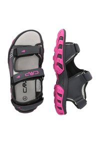 Grå och rosa sportiga sandaler med justerbara remmar, strukturerade sulor och öppen tå, visade från ovan- och sidovy.
