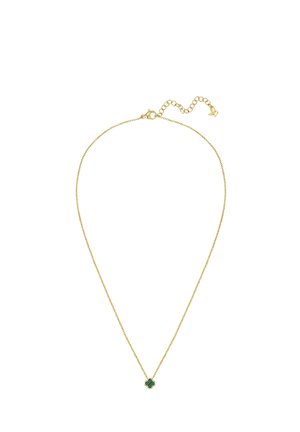 Collier délicat en chaîne d'or avec un petit pendentif trèfle à quatre feuilles vert et une fermeture réglable ornée d'un minuscule charm en forme de cœur.