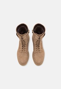 Tamaris Kotníkové boty na platformě - beige