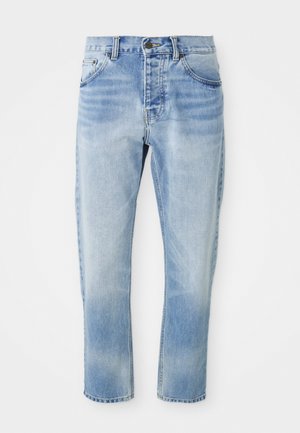 Jean denim bleu clair taille haute, cinq poches, fermeture par bouton et fermeture éclair, avec une coupe légèrement fuselée.