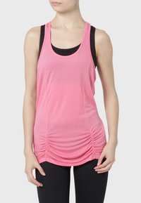 Różowy sportowy top na ramiączkach z zaokrąglonym dekoltem, z marszczonymi bocznymi szwami i warstwowym wyglądem z czarną warstwą spodnią. Miękka, rozciągliwa tkanina.