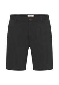 Shorts noirs en tissu lisse avec fermeture à bouton, passants de ceinture et poches latérales. Coupe droite avec un ourlet propre.