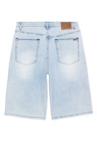 Hellblaue Jeansshorts mit Gesäßtaschen, Gürtelschlaufen und einem braunen Leder-Label am Bund.