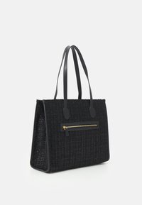 Czarna torba na ramię z plecionej tkaniny z gładkimi akcentami z czarnej skóry; posiada przednią kieszeń zapinaną na zamek oraz podwójne, solidne uchwyty.