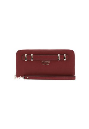 Burgundy Guess ritsportemonnee met polsbandje, metalen hardware in zilverkleur, en reliëflogo "GUESS EST 1981" op de voorkant.