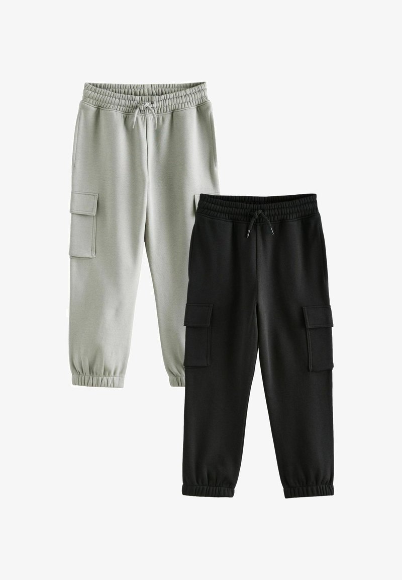 Zwei Paare Jogginghosen: eine in Hellgrau mit gerippten Bündchen und seitlichen Taschen, die andere in Schwarz mit ähnlichen Designeigenschaften und Textur.