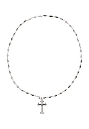 Srebrny naszyjnik z łańcuszka z naprzemiennie splecionymi ogniwami oraz małą ozdobną zawieszką w kształcie krzyża wiszącą na środku.