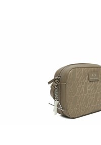 Borsa a tracolla taupe Armani Exchange con motivo a logo in rilievo, charm con zip A|X in argento e texture in pelle martellata.