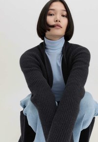 hessnatur Strickjacke - schwarz