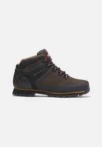 Scarponi da trekking alti fino a metà gamba in materiale mesh nero e marrone scuro con design testurizzato, lacci viola e suola in gomma robusta.