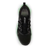 Scarpa sportiva nera con tomaia testurizzata, suola verde menta, dettagli riflettenti e design con lacci. Presenta il marchio sulla linguetta.
