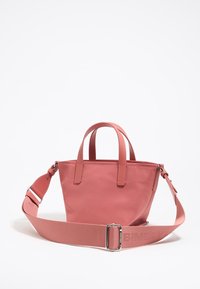 Borsa a tracolla rosa in materiale testurizzato, dotata di due manici superiori e una tracolla regolabile. I dettagli notevoli includono cuciture e una grande fibbia.