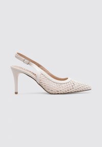 Zapato de tacón alto blanco type slingback con punta afilada y diseño de malla, que presenta una correa estrecha y un tacón de color claro.